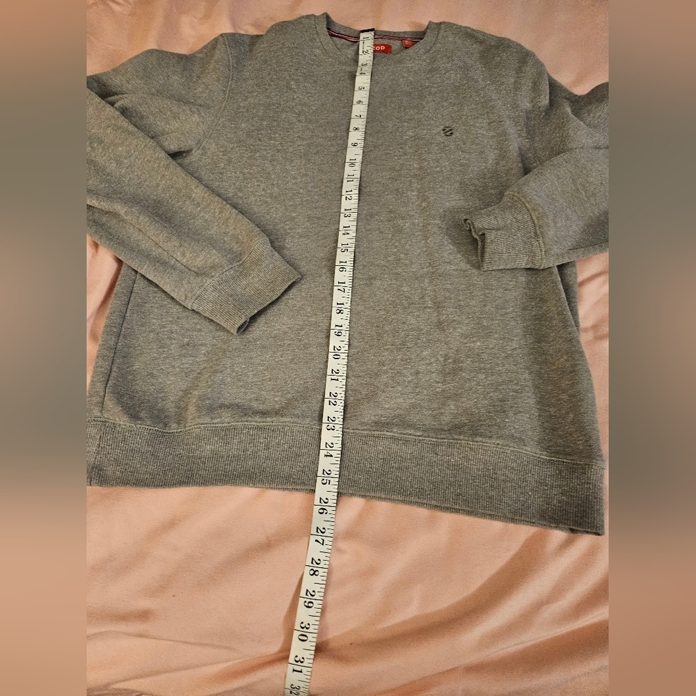 IZOD Cozy Gray‎ Crewneck Sweater with Classic Design - Picture 2 of 7